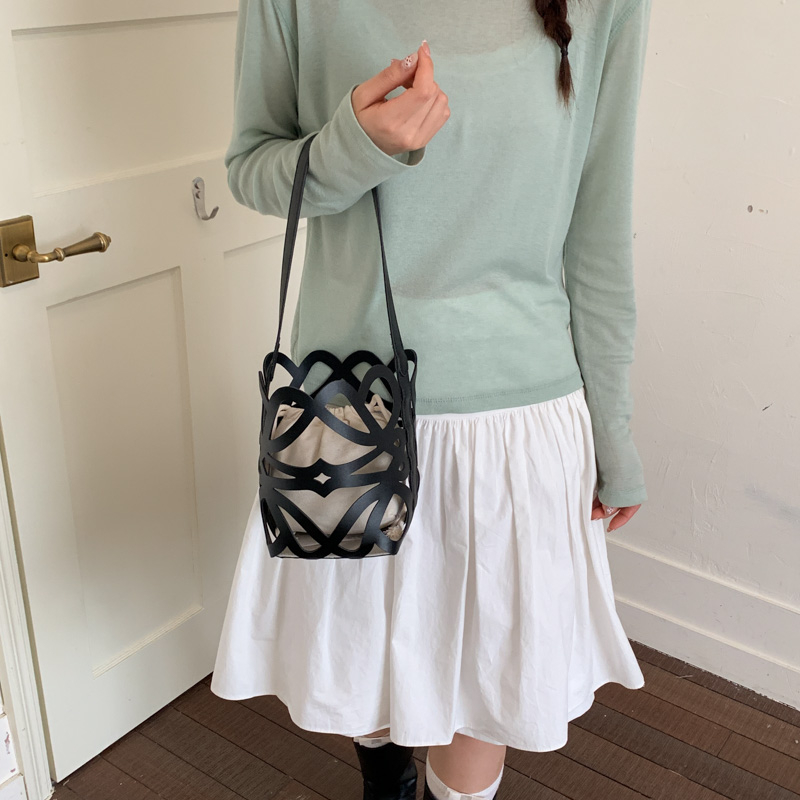 여름 신상 속이 비치는 PU 소재의 바구니형 숄더백 디 - Women Bags Designer Sale 리뷰 및 가격